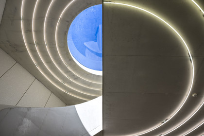 France, Vaucluse (84), Avignon, Collection Lambert, Musée d'Art Contemporain, l’atrium avec son escalier minimaliste et l’oculus zénithal de grande dimension a été créé pour articuler les deux hôtels particuliers du XVIIIe siècle par les architectes Berger&Berger