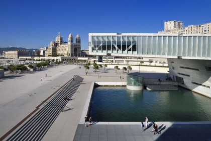 France, Bouches-du-Rhône (13), Marseille, Zone Euroméditerranée, Esplanade J4, La Villa Méditerranée de l'architecte Stefano Boeri et la Cathédrale La Major (XIXe siècle)