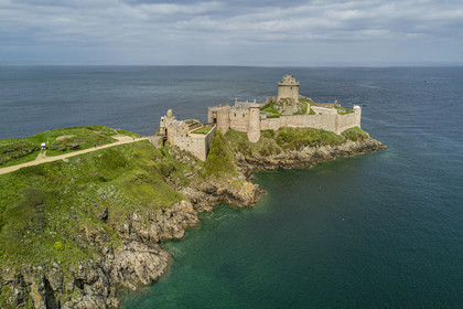 France, Ille-et-Vilaine (35), Côte d'Emeraude, Plévenon, le Fort la Latte (vue aérienne)