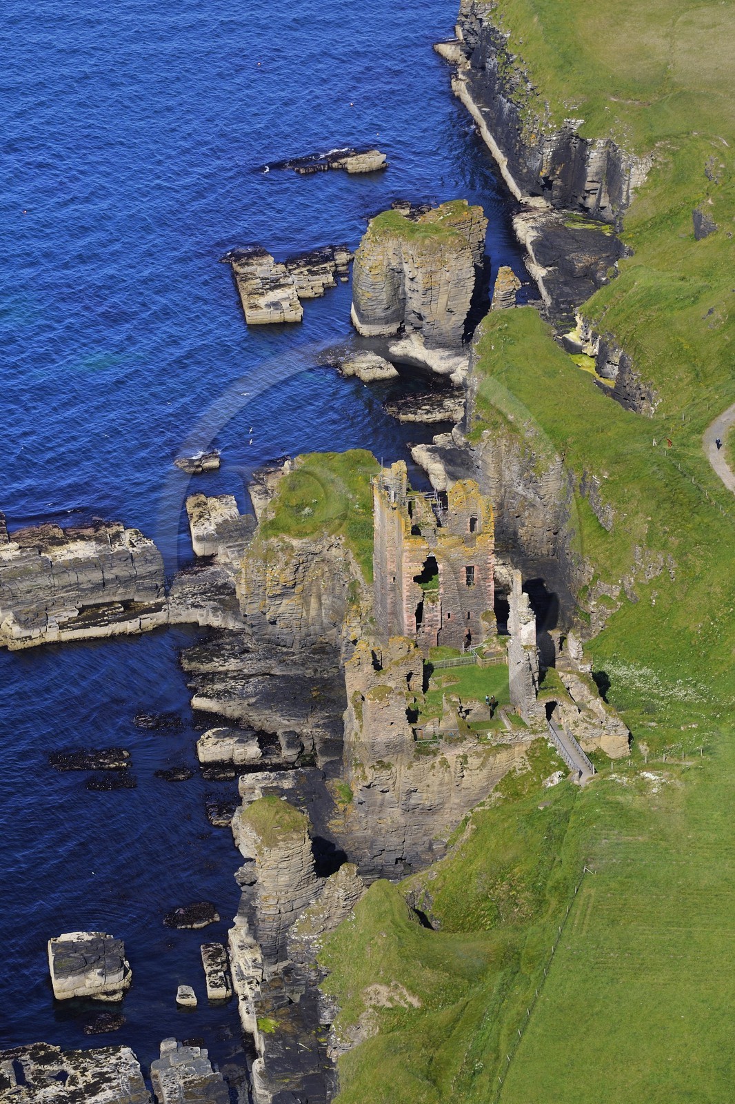 Royaume-Uni, Ecosse, Highland, le Chateau de Sinclair et Girnigoe au nord de la ville de Wick sur la côte Est du district de Caithness (vue aérienne)