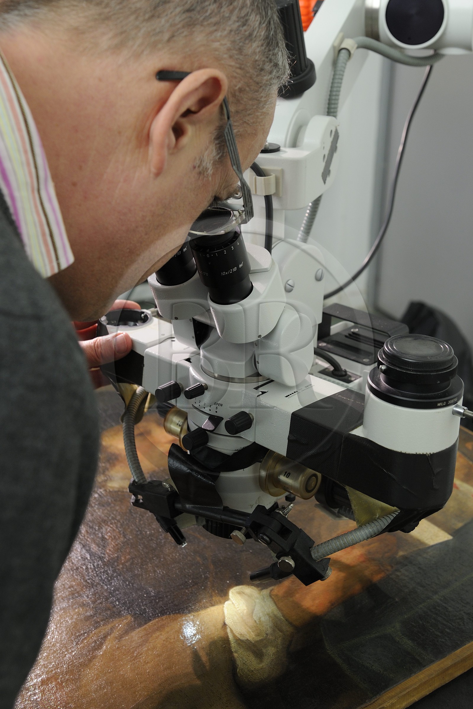 France, Paris (75), Laboratoire du Centre de recherche et de restauration des musées de France (C2RMF), Bruno Mottin conservateur, tableau le Château de Cartes (1737) du peintre Chardin