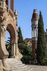 Espagne, Catalogne, Barcelone, quartier d'El Guinardo, ancien Hospital de la Santa Creu i de Sant Pau classé Patrimoine Mondial de l'UNESCO, de style moderniste par l'architecte Domenech i Montaner, aujourd'hui un musée et un centre culturel, batiment des salles d'opération Saint Cosme et Saint Damien (Sant Cosme i Sant Damia)