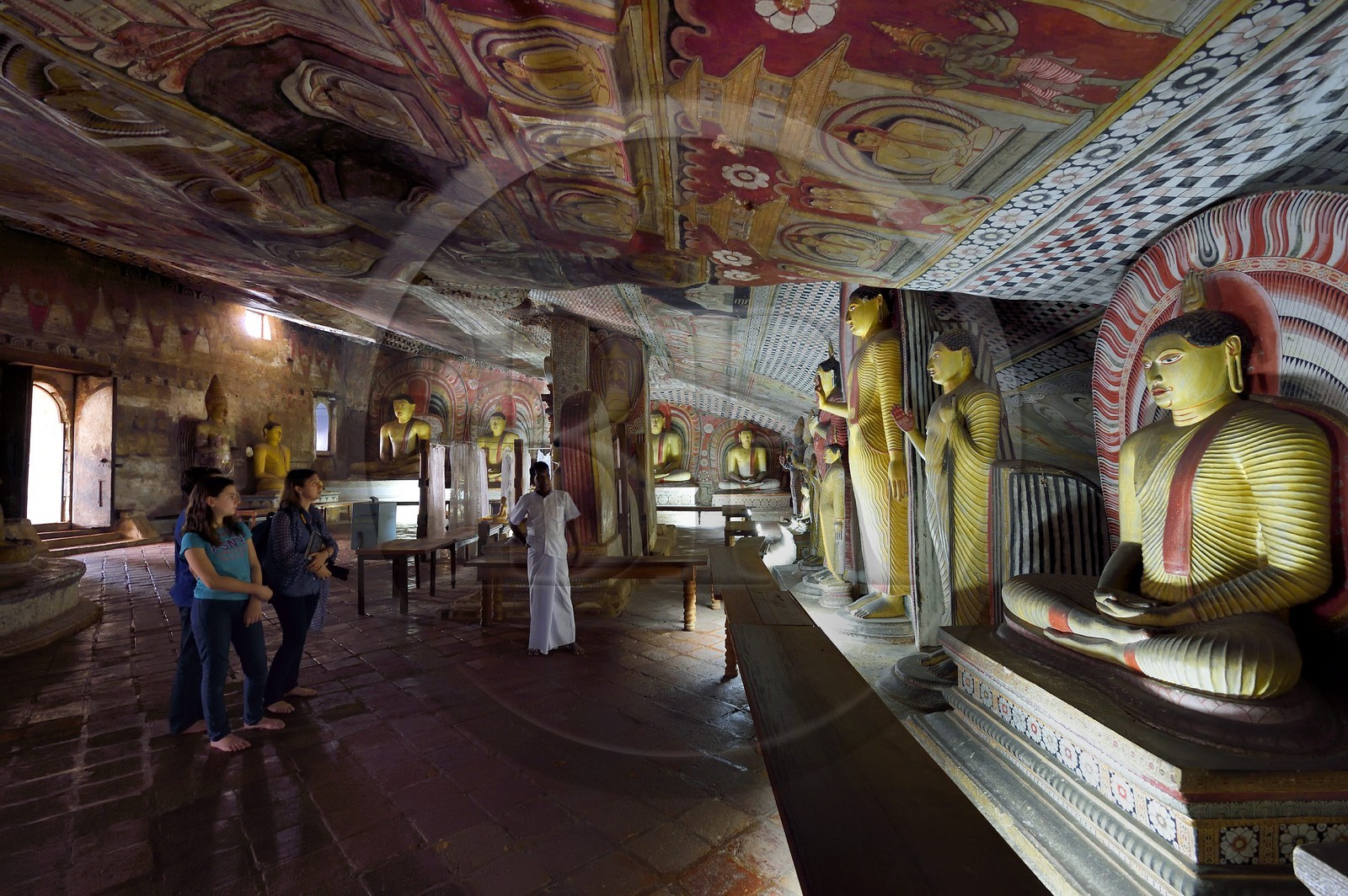 Sri Lanka, province du centre, district de Matale, Dambulla, Temple d'Or, Temple du Rocher Royal aussi appelé Ran Giri (Rocher doré) classé patrimoine mondial de l'UNESCO, la grotte n°2 Maharaja Viharaya est la plus vaste, Bouddha assis les mains jointes en forme de coupe dans la position méditative du dhyana mudra