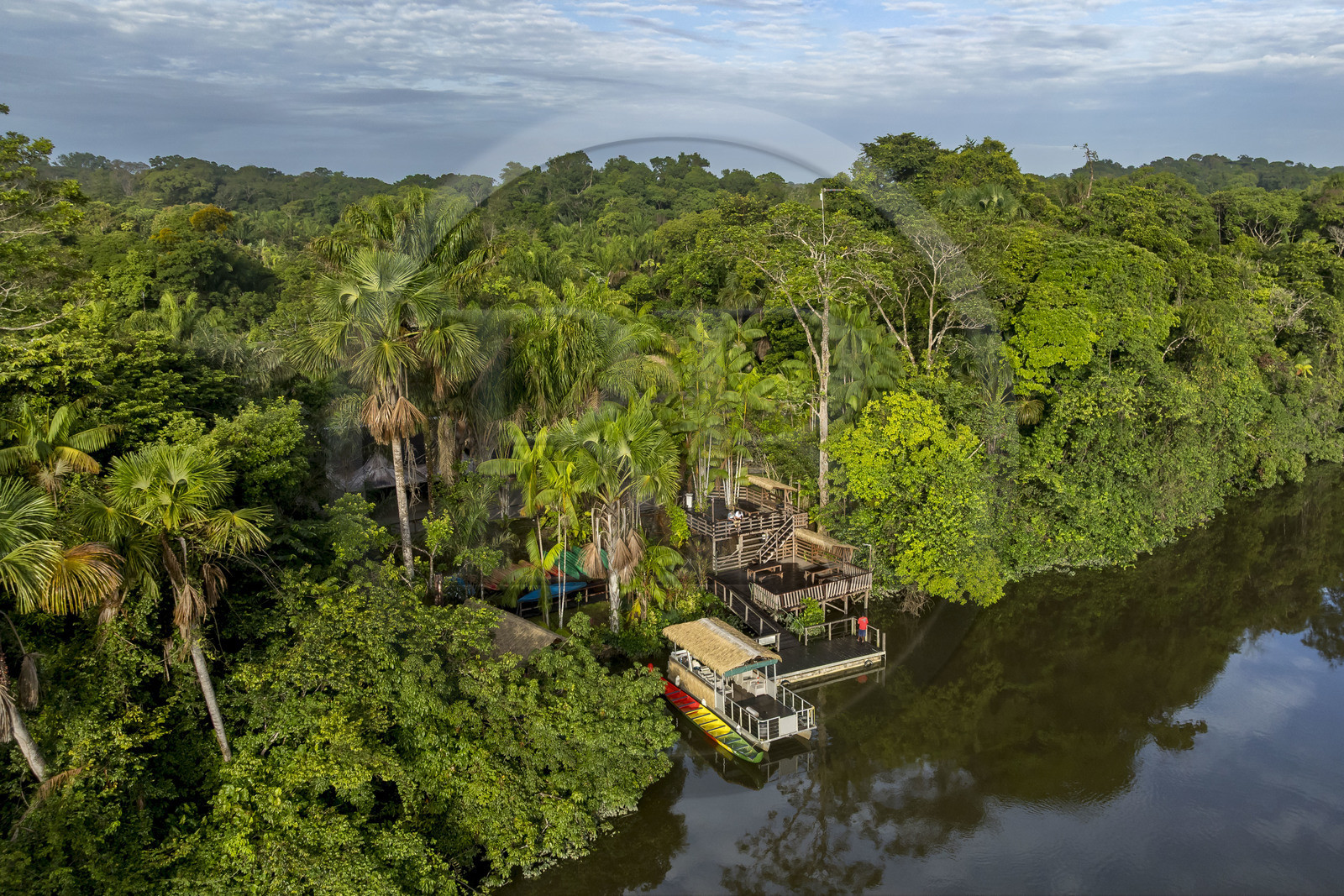 France, Guyane, Kourou, le carbet du Camp Maripas en bordure du fleuve Kourou (vue aérienne)