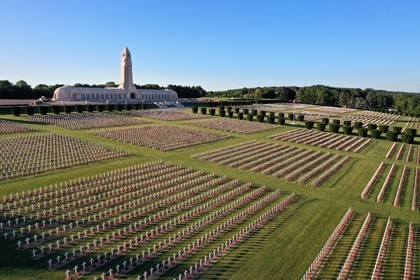 France, Meuse (55), Douaumont, bataille de Verdun, ossuaire de Douaumont, tombes de soldats align