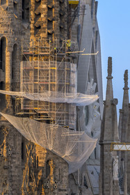 Espagne, Catalogne, Barcelone, quartier de l'Eixample, basilique de la Sagrada Familia de l'architecte du modernisme catalan Antoni Gaudi classée Patrimoine Mondial de l'UNESCO, travaux en cours sur une des tours surplombant la facade de la Passion