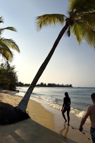 Gabon, province de l'Estuaire, plage de la Pointe Denis qui fait face à Libreville de l'autre côté de l'Estuaire du Gabon
