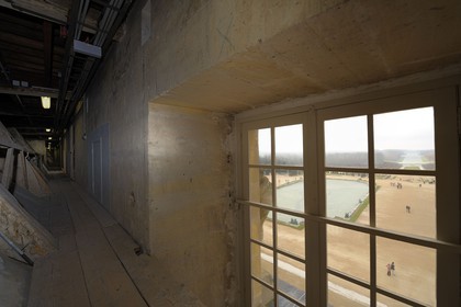 France, Yvelines (78), château de Versailles, classé Patrimoine Mondial de l'UNESCO, la grande perspective vue depuis les combles au dessus de la Galerie des Glaces