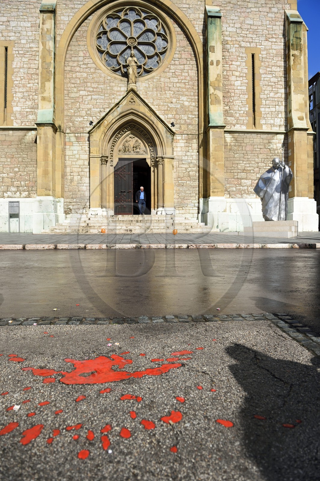 Bosnie-Herzégovine, Sarajevo, cathédrale catholique du Cœur du Jésus (Katedrala Srca Isusova), la Rose de Sarajevo est une cicatrice de béton causée par l'explosion d'un obus de mortier mortel qui a été plus tard rempli de résine rouge