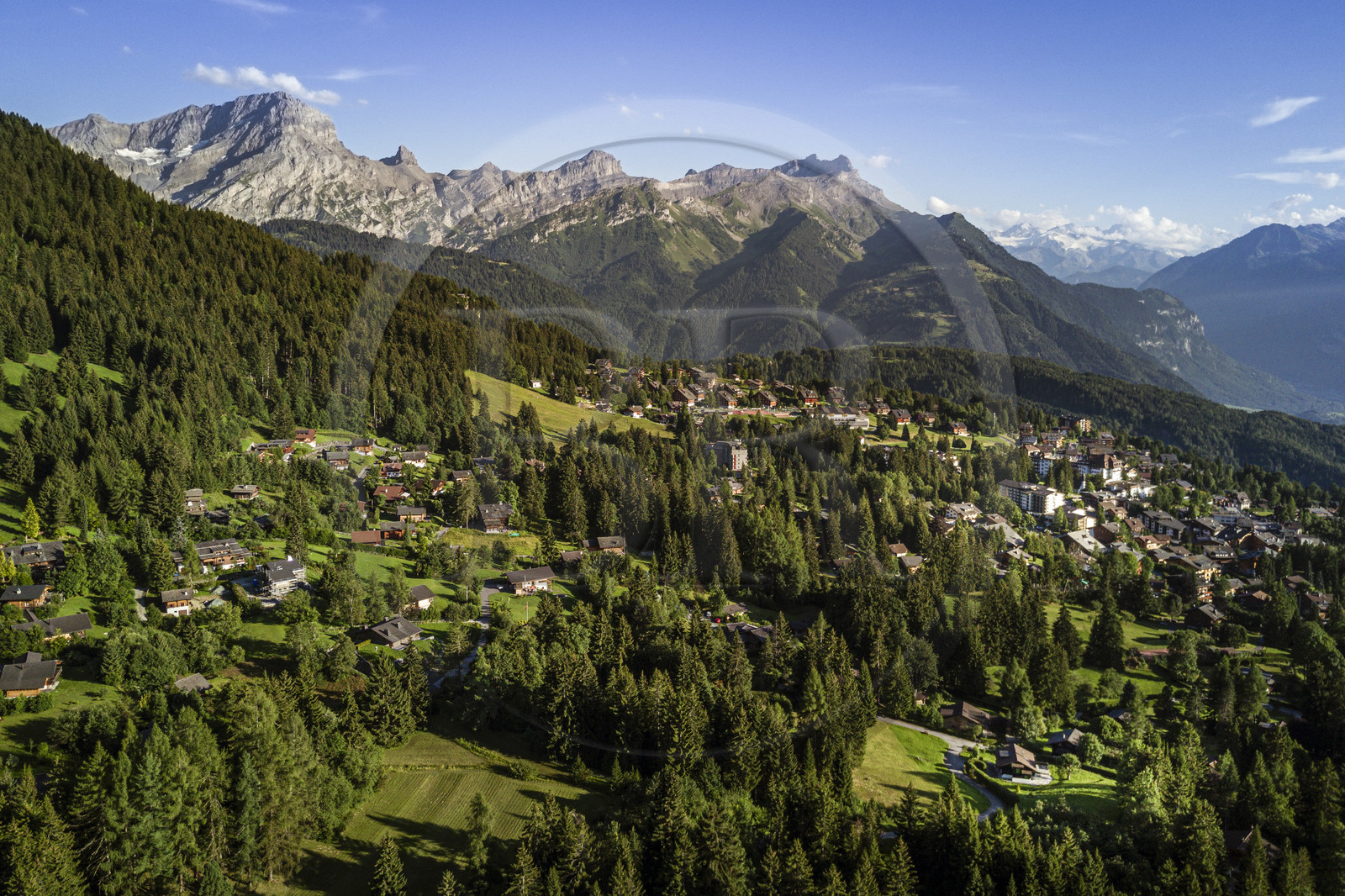 Suisse, canton de Vaud, Villars-sur-Ollon et le massif de l'Argentine en arrière plan (vue aérienne)