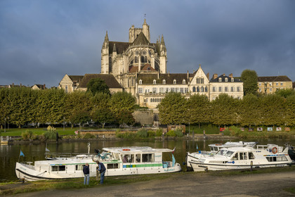 France, Yonne (89), Auxerre, la cathédrale Saint-Etienne et le port au premier plan