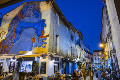 France, Hérault (34), Sète, fresque murale qui fait parti du MACO - Musée à ciel ouvert, Les amoureux des bancs publics de l'artiste Stew dans la rue Roch Bosco (Rue de la Bibliothèque)