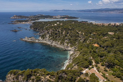 France, Var (83), Six-Fours-les-Plages, randonnée dans le massif du Cap Sicié, plage du Mont Salva vers Le Brusc et l'archipel des Embiez en arrière plan (vue aérienne)