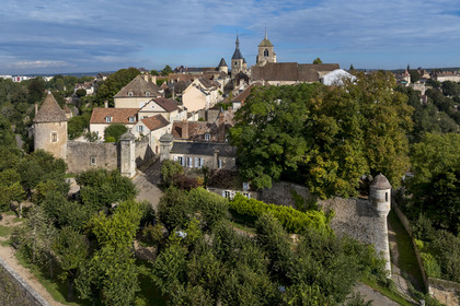 France, Yonne (89), parc naturel régional du Morvan, Avallon, les remparts de la vieille ville, la tour de l'Horloge et l'église collégiale Saint-Lazare en arrière plan (vue aérienne)