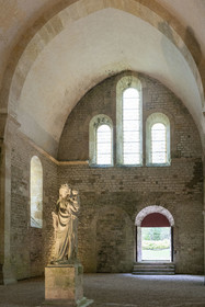 France, Côte-d'Or (21), Marmagne, l'abbaye cistercienne de Fontenay classée au Patrimoine Mondial de l'UNESCO, Vierge à l'Enfant du XIIIe siècle dans l'église abbatiale