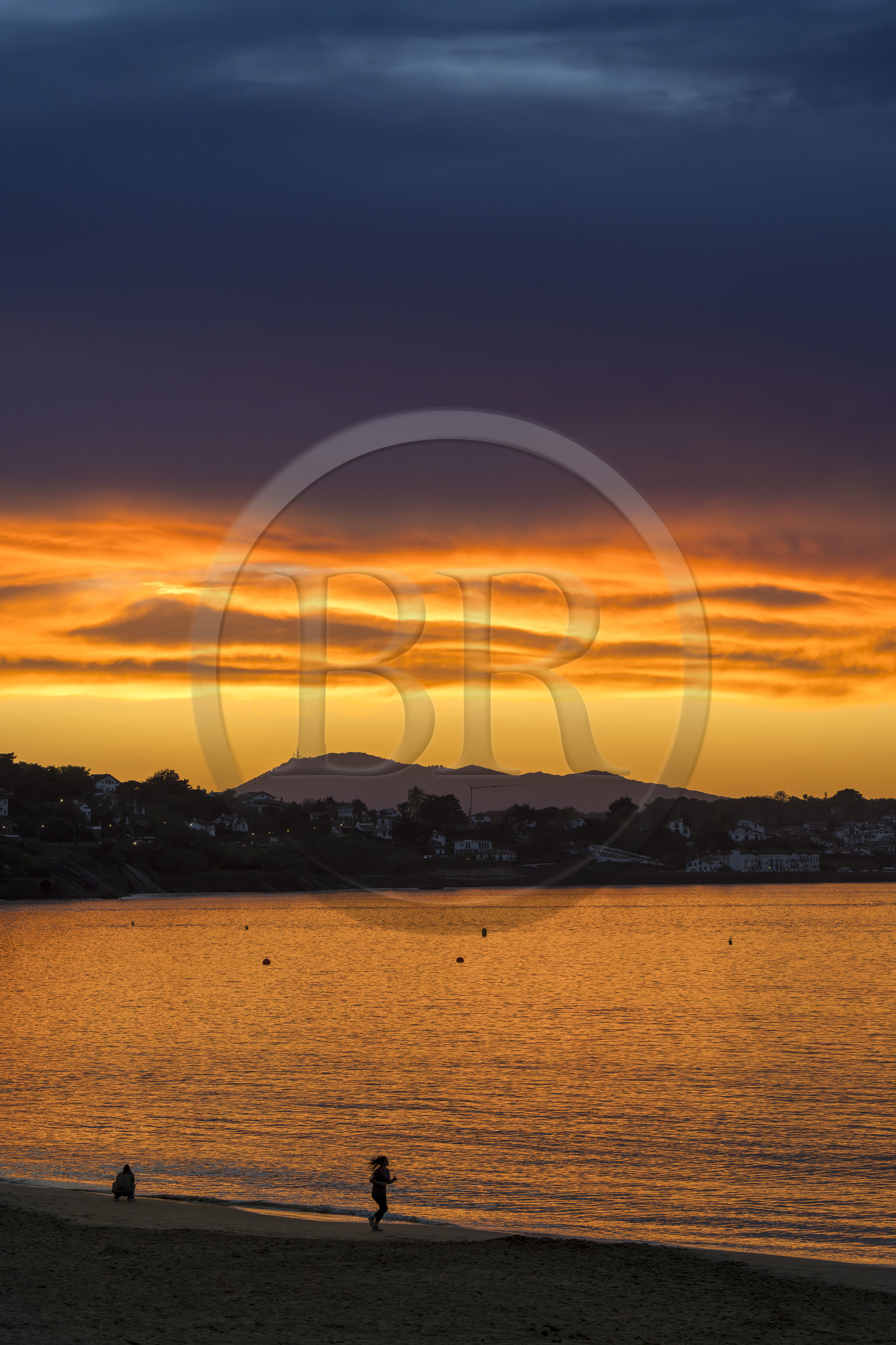 France, Pyrénées-Atlantiques (64), Pays-Basque, Saint-Jean-de-Luz, promeneurs sur la Grande Plage, la côte de Ciboure dans la baie et le mont espagnol Jaizkibel en arrière plan France, Pyrénées-Atlantiques (64), Pays-Basque, Saint-Jean-de-Luz, promeneurs sur la Grande Plage, la côte de Ciboure dans la baie et le mont espagnol Jaizkibel en arrière plan