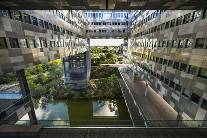 France, Hérault (34), Montpellier,  quartier de Port Marianne, l'Hotel de Ville conçu par les architectes Jean Nouvel et François Fontès, patio entre eau et ciel