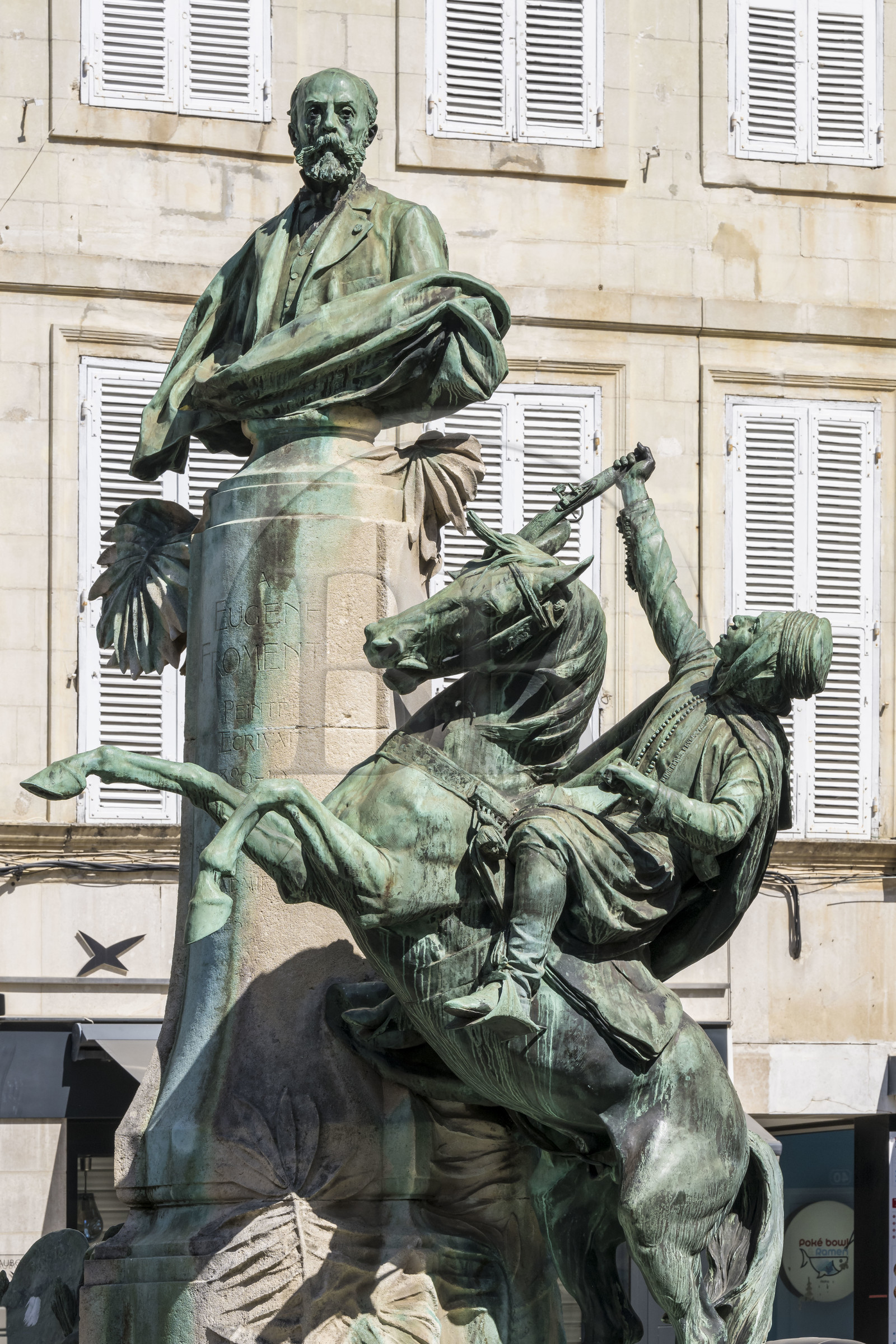 France, Charente-Maritime (17), La Rochelle, place des petits bancs, buste en bronze du Peintre orientaliste et écrivain Eugène Fromentin (1820-1876) et statue équestre d'un fantasia Arabe, groupe réalisé en 1905 par le sculpteur Ernest Dubois