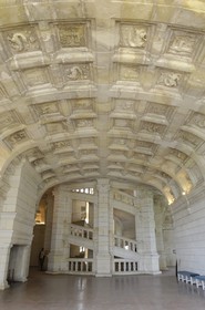 France, Loir et Cher (41), Vallée de la Loire classée Patrimoine Mondial de l' UNESCO, château de Chambord, visite guidée pour enfants en costume devant l'escalier à double révolution attribué à Léonard de Vinci depuis les salles en Croix du deuxième étage