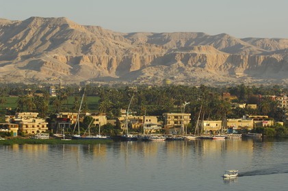 Egypte, Haute Egypte, vallée du Nil, Louxor, la rive ouest dominée par la montagne thébaine et le Nil