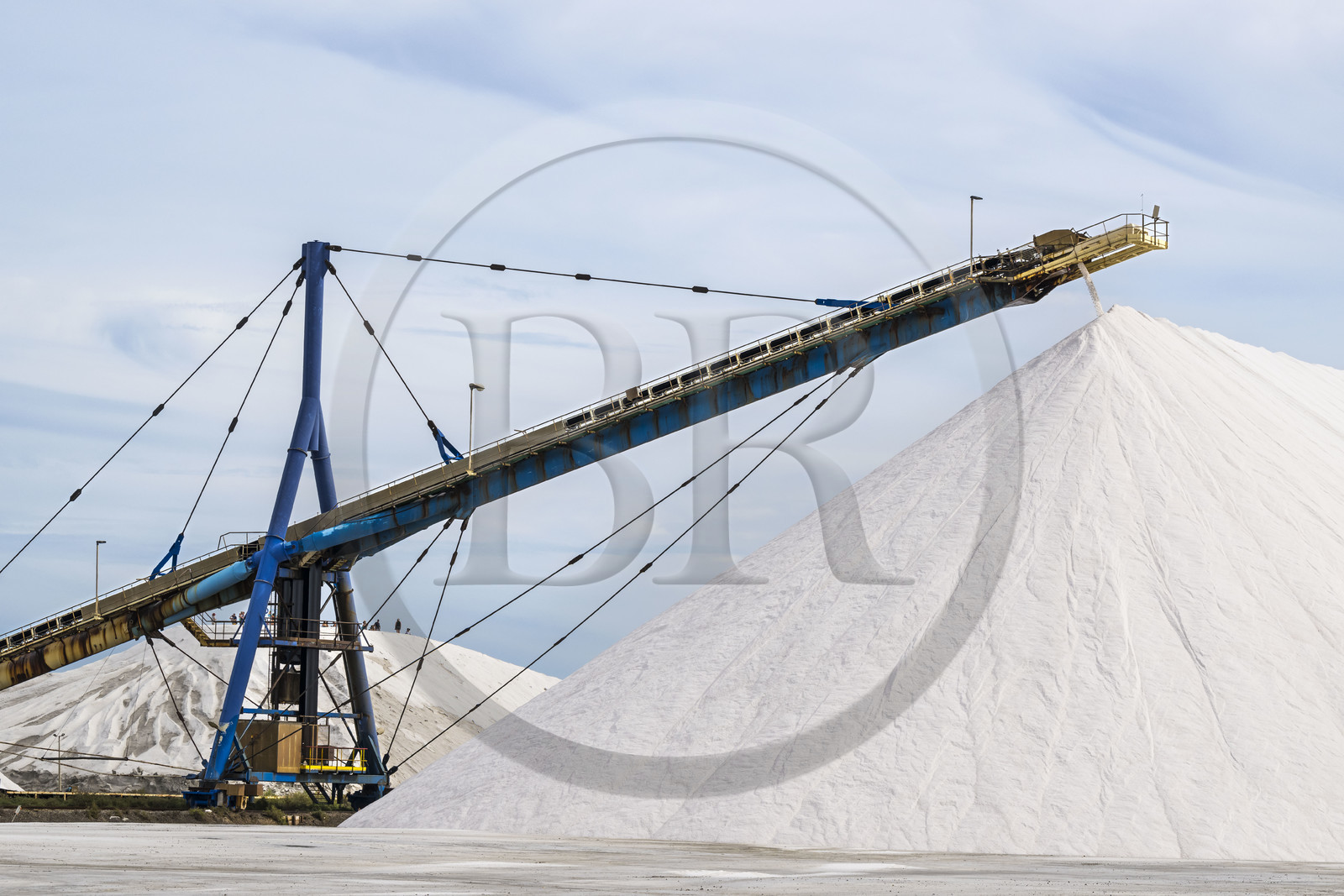 France, Gard (30), Aigues-Mortes, le salin d'Aigues-Mortes (Salins du Midi), montagne de sel stocké