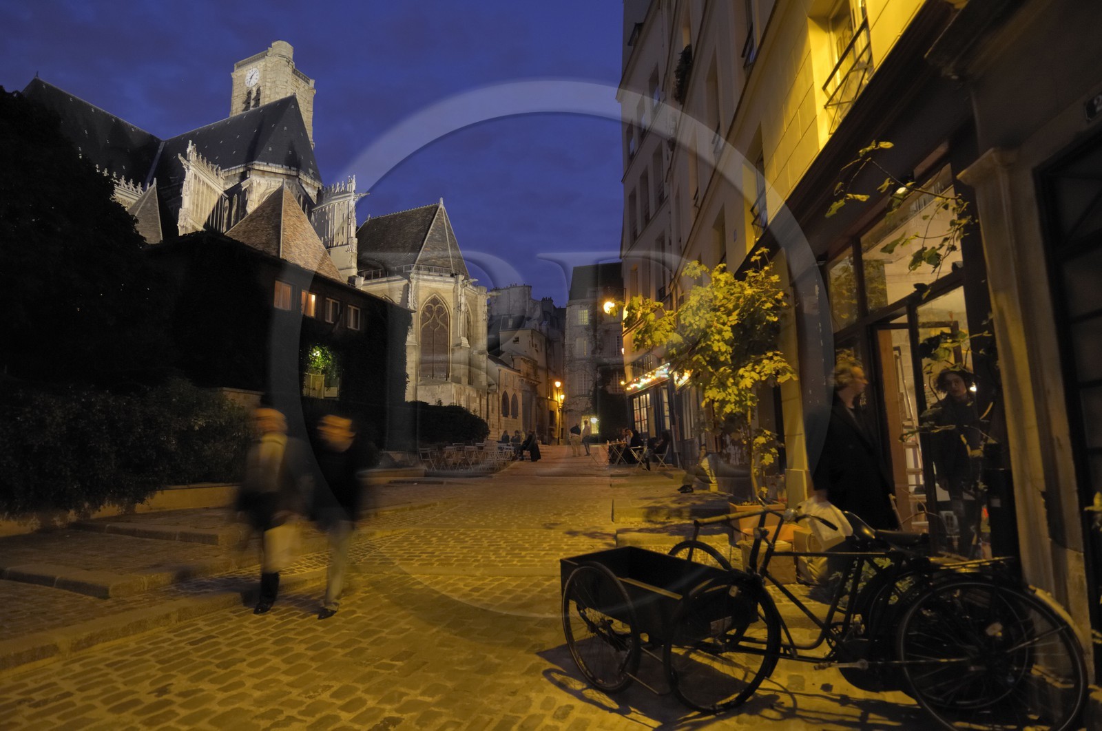 France, Paris (75), eglise Saint-Gervais-Saint-Protais et la rue des Barres de nuit France, Paris (75), eglise Saint-Gervais-Saint-Protais et la rue des Barres de nuit