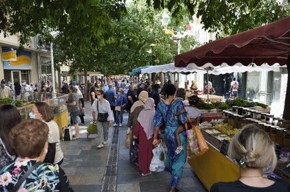 France, Var, Toulon, market on the Cours Lafayette