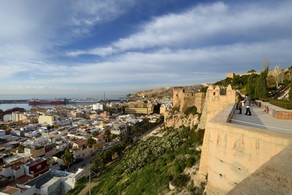 Espagne, Andalousie, Almeria, la forteresse la Alcazaba surplombant la vieille ville de la Medina et le port