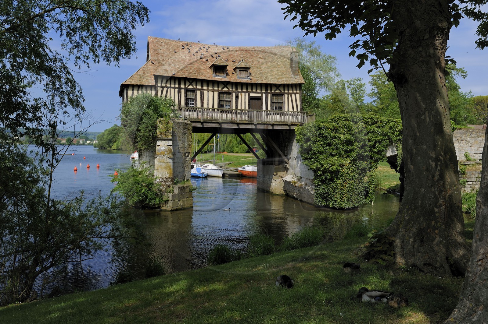 France, Eure (27), Vernon, le vieux moulin sur l' ancien pont sur la Seine