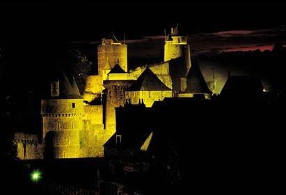 France, Ille-et-Vilaine (35), la forteresse de Fougères de nuit