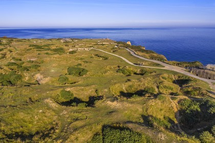 France, Calvados (14), Cricqueville-en-Bessin, la Pointe du Hoc, ruines des fortifications allemandes et les trous d'obus du débarquement du 6 juin 1944 lors de la seconde guerre mondiale (vue aérienne)