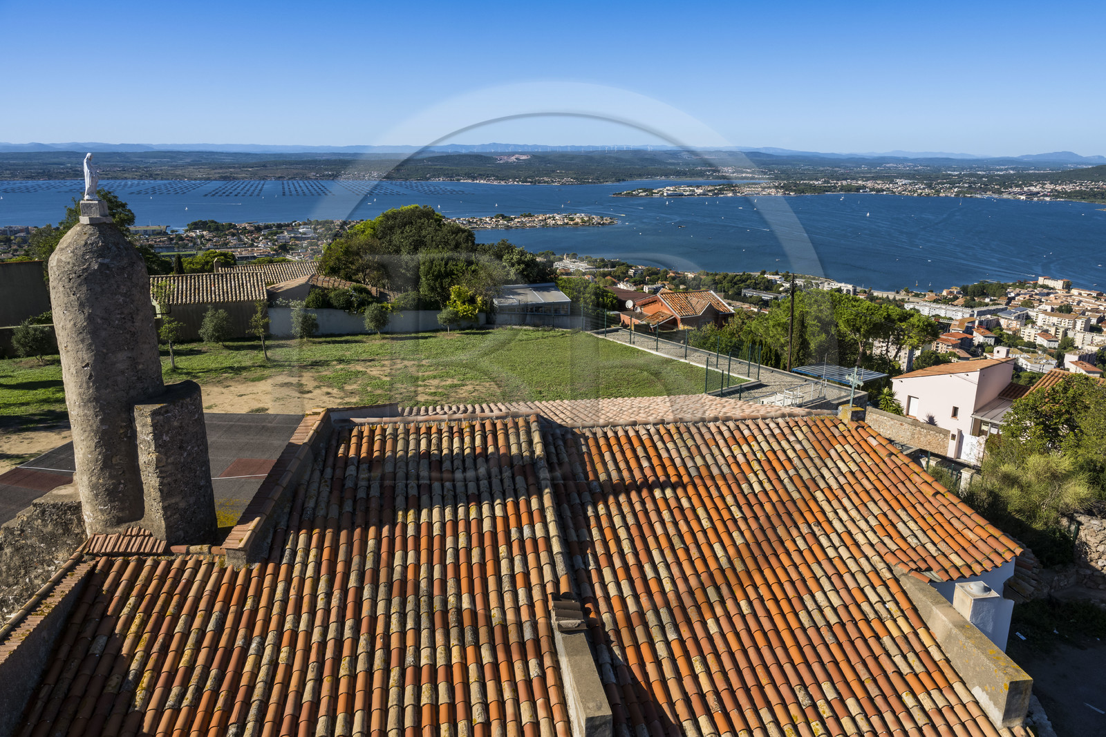 France, Hérault (34), Sète, chapelle Notre-Dame-de-la-Salette construite au sommet du Mont Saint-Clair et l'étang de Thau en arrière-plan