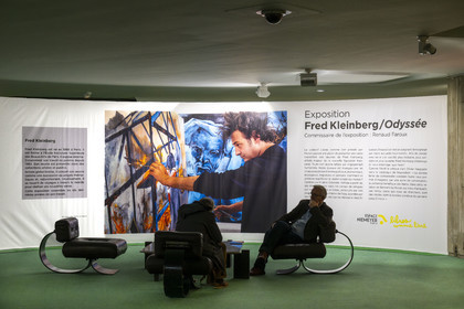 France, Paris (75), place du Colonel Fabien, immeuble du parti communiste français de l'architecte Oscar Niemeyer, vernissage de l'exposition Odyssée de l'artiste Fred Kleinberg à l'Espace Niemeyer
