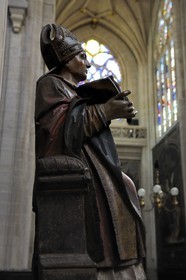 France, Paris (75), église Saint-Germain-l'Auxerrois, statue en bois polychrome de Saint-Germain-l'Auxerrois du 15ème siècle