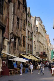 France, Indre et Loire (37), Tours, la place Plumereau et ses maisons à pan de bois du XVe siècle