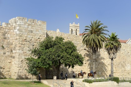 Israel, Jérusalem, ville sainte, patrouille à cheval le long des remparts vers la Porte de Jaffa