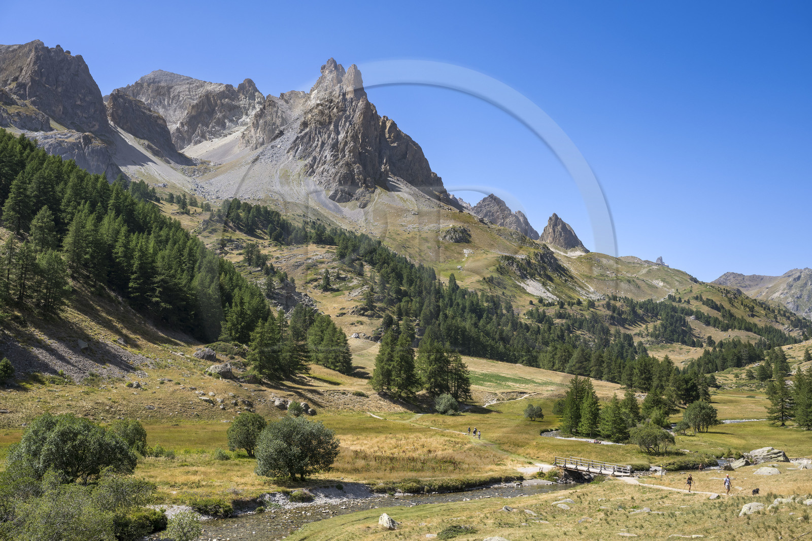 France, Hautes Alpes (05), le Briançonnais, Névache, vallée de la Clarée, la rivière La Clarée au pont du Moutet, le massif des Cerces et les pointes de la Main de Crépin (2942m) en arrière-plan