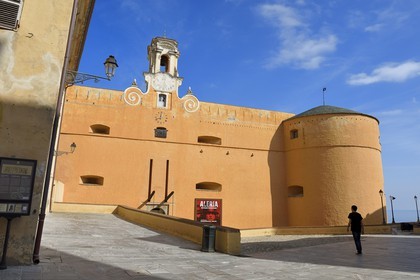 France, Haute-Corse (2B), Bastia, la Citadelle quartier de Terra-Nova, l'ancien palais des gouverneurs génois qui héberge le Musée d'Histoire de Bastia, entrée principale par l'ancien pont-levis sur la place du Donjon