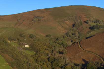 France, Pyrénées-Atlantiques (64), Pays-Basque, ferme isolée sur les hauteurs de la vallée des Aldudes (vue aérienne)