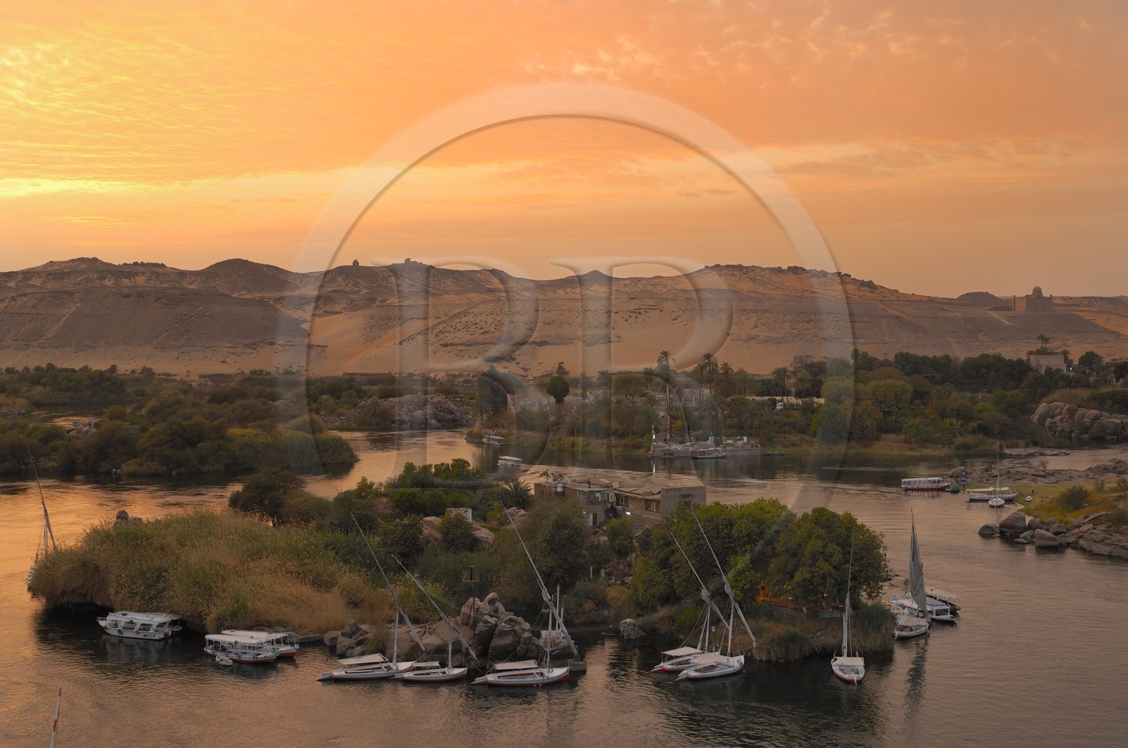 Egypte, Haute Egypte, Nubie, vallée du Nil, Assouan, ilots de la première cataracte et mausolée de l'Agha Khan en arrière plan sur la rive ouest