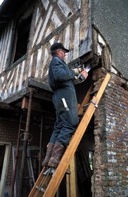 France, Eure (27), Routot, rénovation d'une maison traditionnelle, travail des charpentiers
