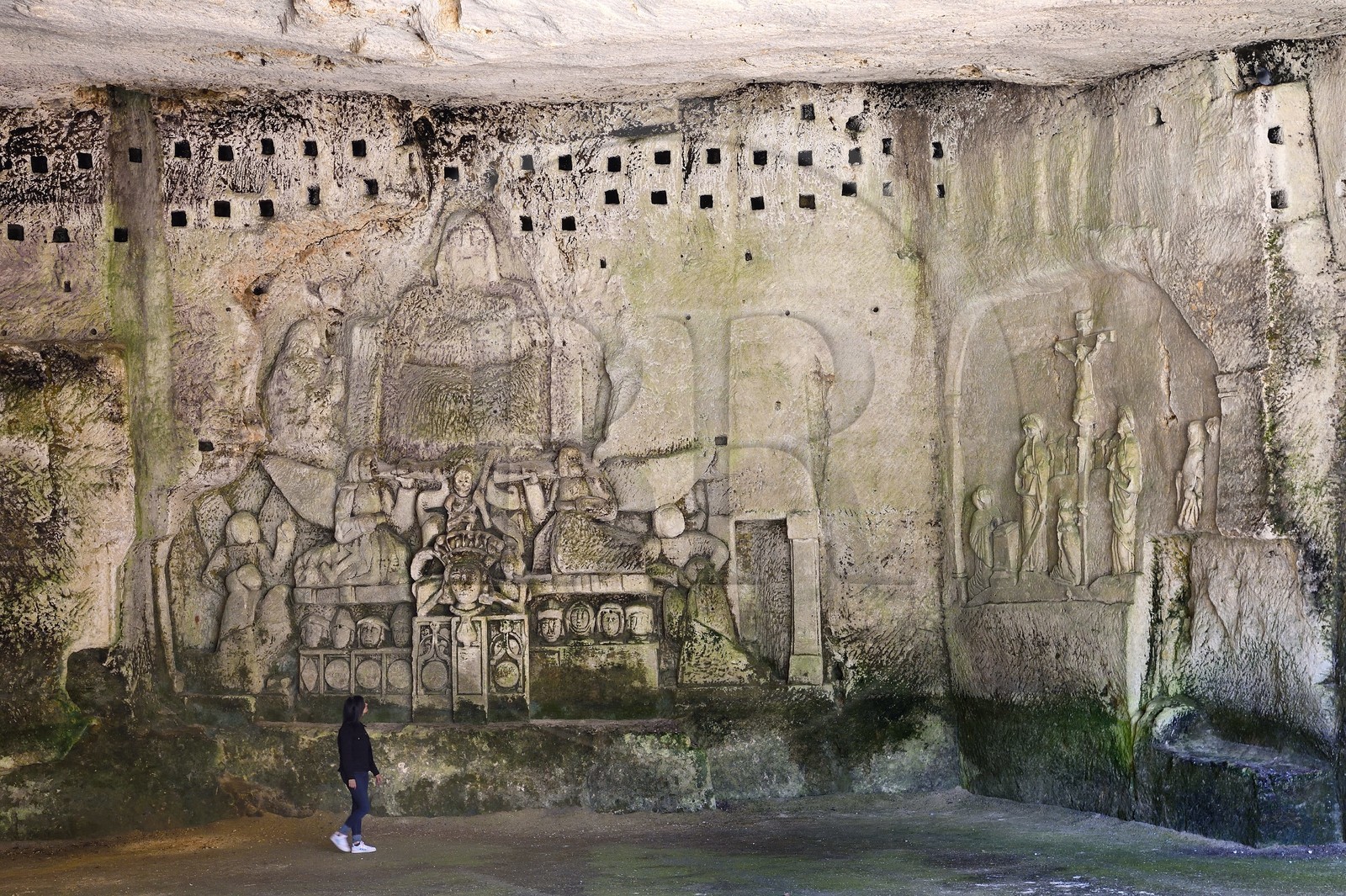 France, Dordogne (24), Brantôme, l'abbaye bénédictine Saint-Pierre de Brantôme, vestiges du premier monastère troglodytique aménagé dans les grottes au pied de la falaise avec notamment dans la grotte du Jugement Dernier, à droite la Crucifixion du début XVIIème siècle, à gauche un bas relief du XV ème siècle sous le pigeonnier