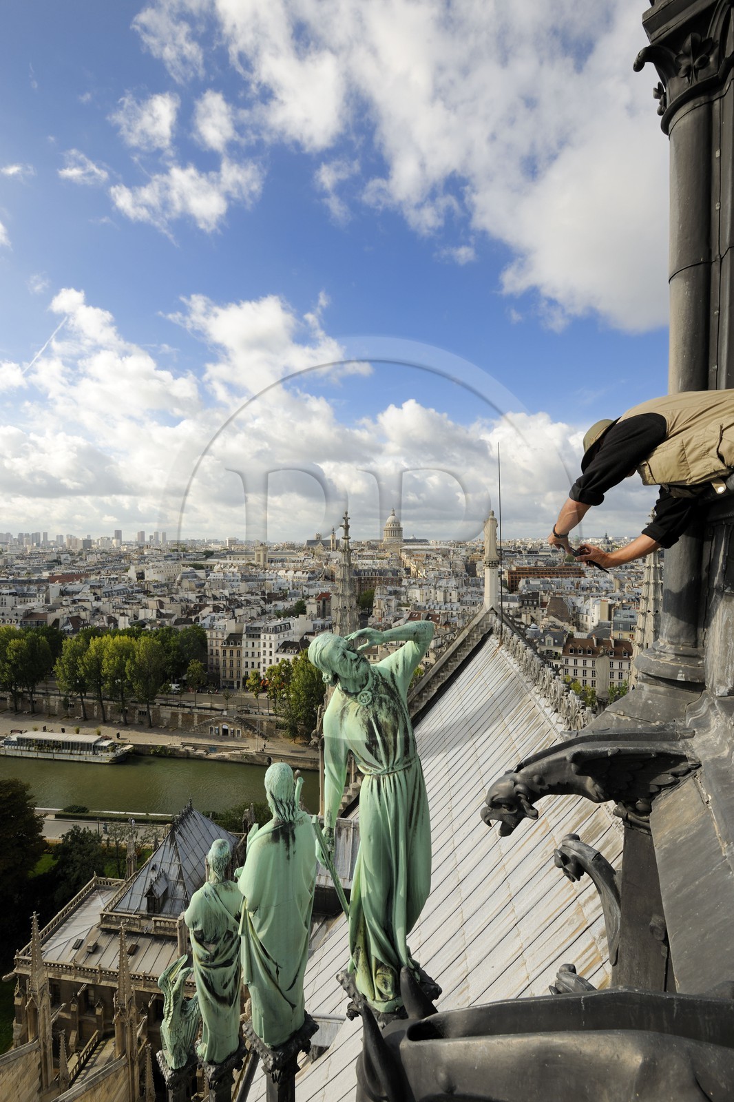 France, Paris (75), les rives de la Seine classées Patrimoine Mondial de l'UNESCO, île de la Cité, la cathédrale Notre-Dame, la flèche domine les statues de cuivre vert-de-grisé des douze apôtres avec les symboles des quatre évangélistes. Viollet-le-Duc s’est fait représenter lui-même sous les traits de saint Thomas avec son équerre