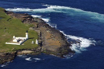 Royaume-Uni, Ecosse, Highland, le phare de l'Ile de Stroma au nord de John O'Groats met en garde les navires du tourbillon Swilkie à proximité (vue aérienne)