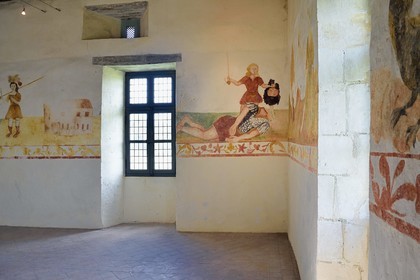 France, Charente-Maritime (17), l'ancien prieuré Saint-Jean-l'Evangéliste de Trizay appelé abbaye de Trizay abrite un centre d'art contemporain, peintures murales (XVIIème siècle) de l'ancienne chambre du prieur