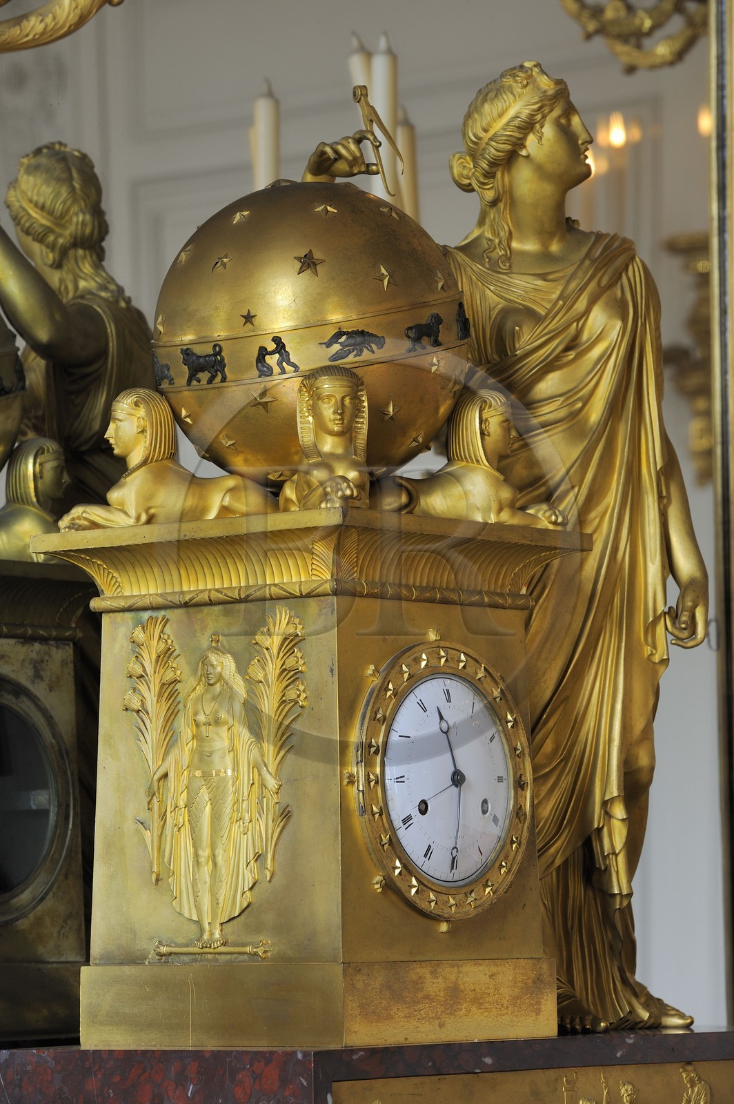 France, Yvelines (78), château de Versailles, classé Patrimoine Mondial de l'UNESCO, le Grand Trianon, chambre de la Reine des Belges, pendule Napoléon de 1811