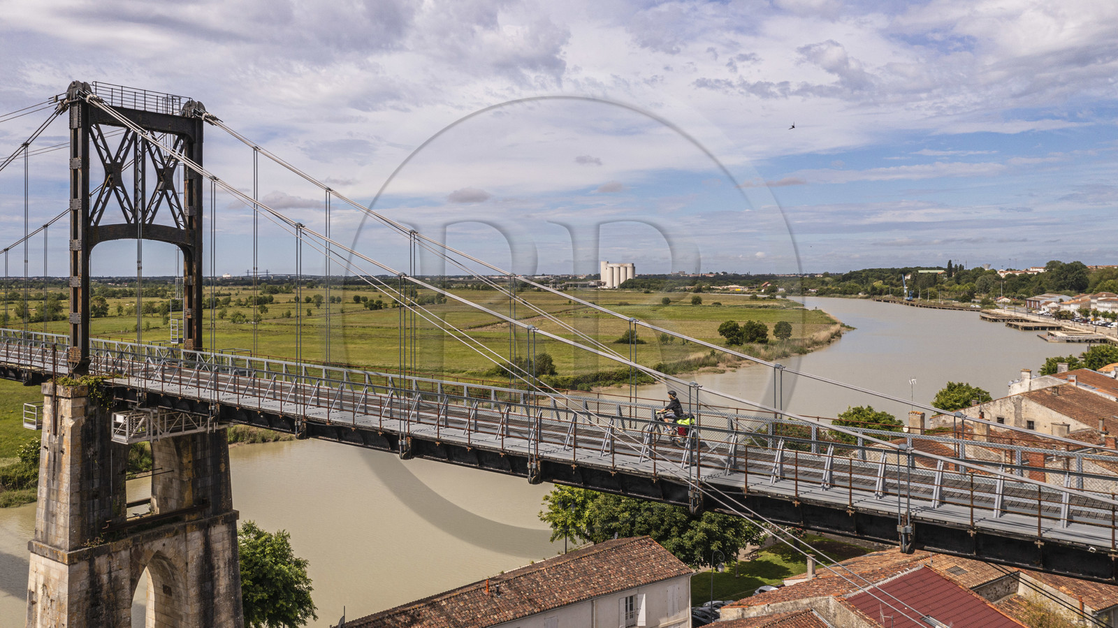 France, Charente-Maritime (17), Saintonge, Tonnay-Charente, cycliste faisant la véloroute La Flow Vélo traversant le pont suspendu construit en 1842 au dessus de la Charente (vue aérienne)