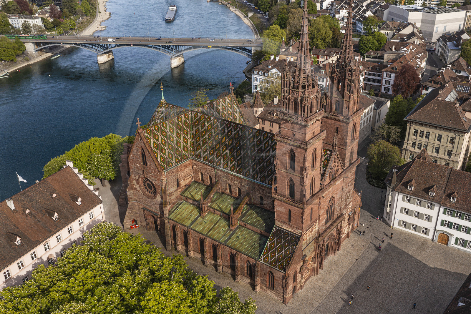 Suisse, Bâle, la rive gauche du Rhin, la cathédrale protestante Notre-Dame de Bâle (Munster) domine le Rhin, le pont de Wettsteinbrucke en arrière plan (vue aérienne)