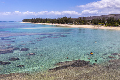 France, île de la Réunion, la Cote Ouest, plage du lagon de Saint-Gilles-Les-Bains à l'Ermitage-les-Bains, bordée par des filaos (vue aérienne)