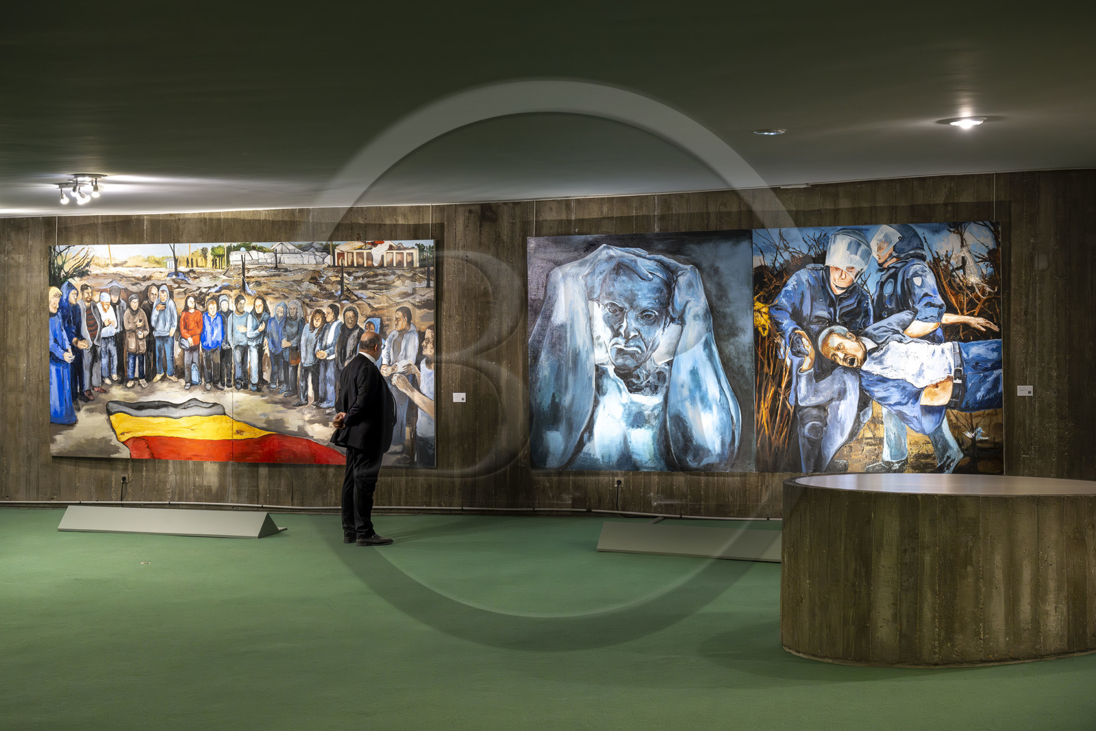 France, Paris (75), place du Colonel Fabien, immeuble du parti communiste français de l'architecte Oscar Niemeyer, vernissage de l'exposition Odyssée de l'artiste Fred Kleinberg à l'Espace Niemeyer